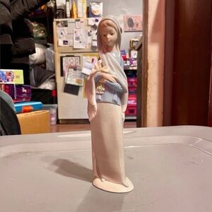 Lladro Girl with Calla Lilies #4650